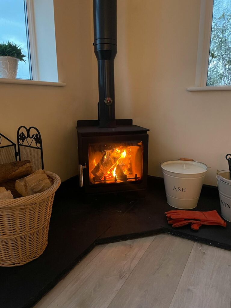 Warm en bewust stoken met houtbriketten en pellets