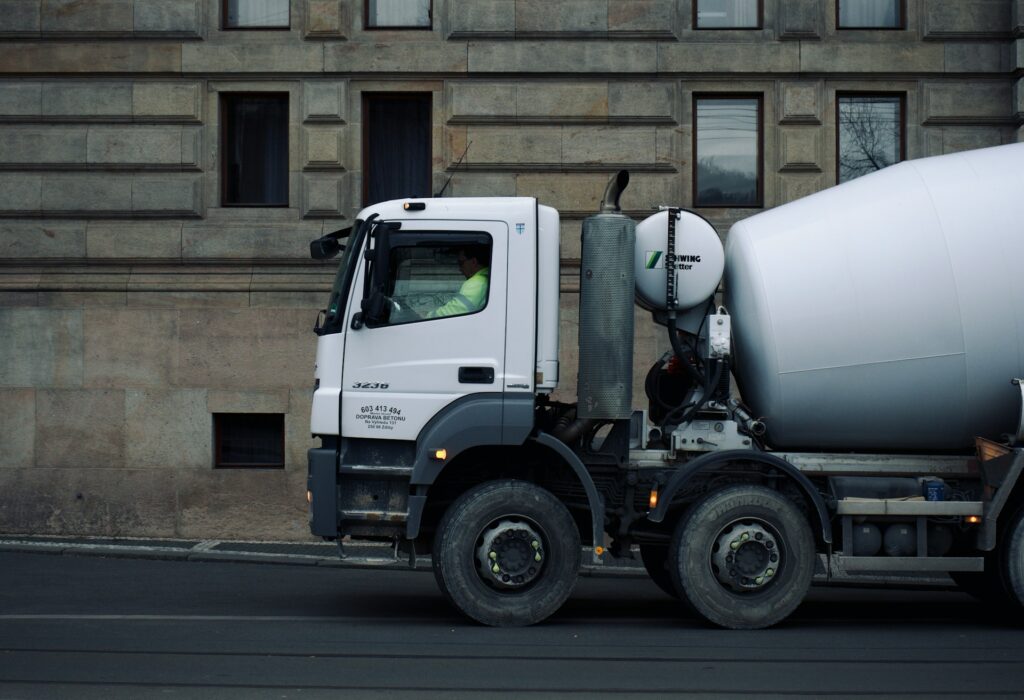 Fundering uitgraven en betimmerd? Dan is de betonwagen de logische volgende stap