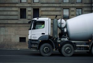 Fundering uitgraven en betimmerd? Dan is de betonwagen de logische volgende stap
